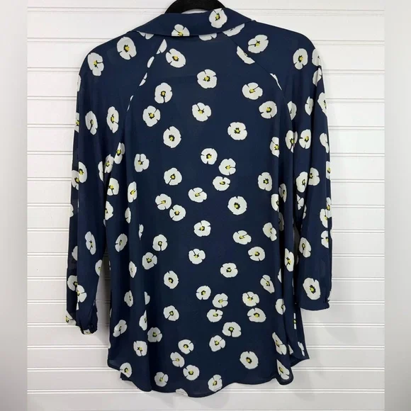 Cabi women’s Go To Button up style, navy & white floral blouse size XS. - Picture 2 of 7